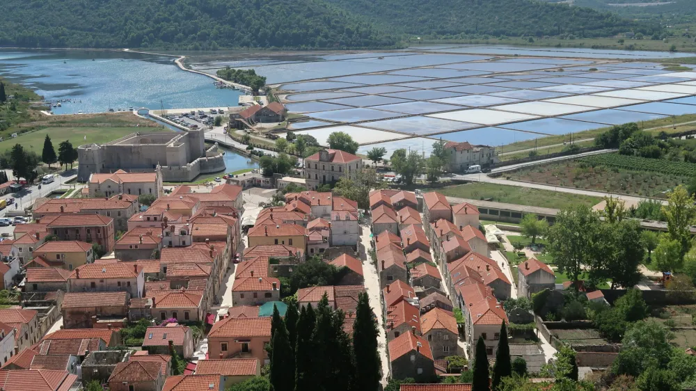 Hrva&scaron;ka, Pelje&scaron;ac, Ston, obzidje, soline. Foto: Tatjana Pihlar 