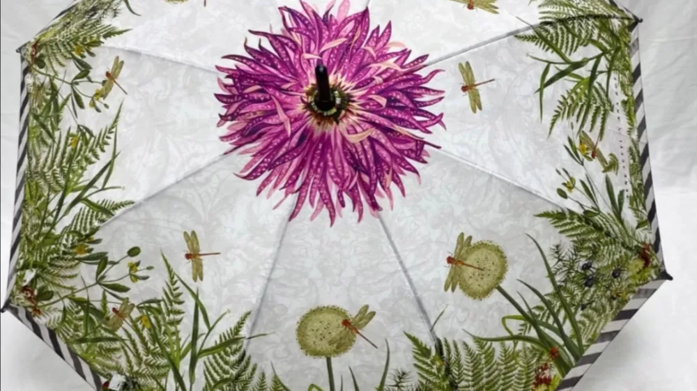 Cvetlični dežnik Ana Roš, ki so ga oblikovali pri Benedetti Life – znamka, za katero stoji oblikovalka Mateja Benedetti. Dežnik je eleganten in romantičen. Je idealen za zaščito pred dežjem, za šik izgled in obenem ščiti okolje, saj je izdelan iz 100-odstotno recikliranih PET plastenk, ki so predelane v novo surovino, namesto, da se odvržejo na odlagališča. Njegov ročaj je izdelan iz lesa in poskrbi, da je celoten dežnik videti eleganten in razkošen. Na spletni strani ga je mogoče kupiti za 59 evrov. 