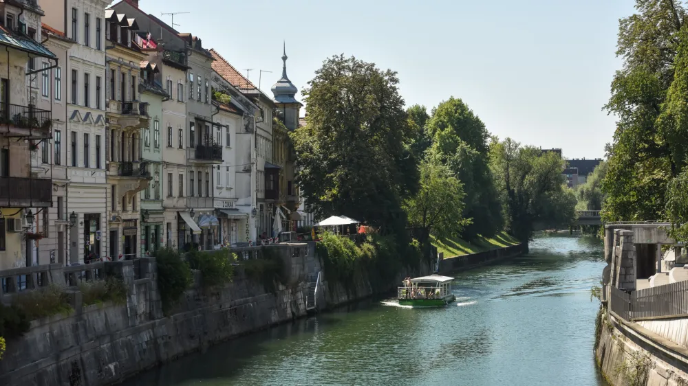 Ljubljana, Gallusovo nabrezje.<br>Gallusovo nabrezje v Ljubljani, ladjica na reki Ljubljanica.