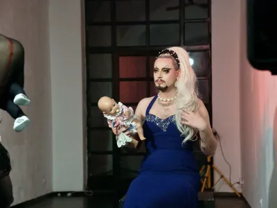 Babsi Adler v predstavi Pokvirjena mitologija Kabareta Tiffany