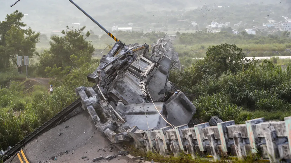 19 September 2022, Taiwan, Yuli: A view of a collapsed bridge after a magnitude 6.8 earthquake hit Taiwan. Photo: Daniel Ceng Shou-Yi/ZUMA Press Wire/dpa