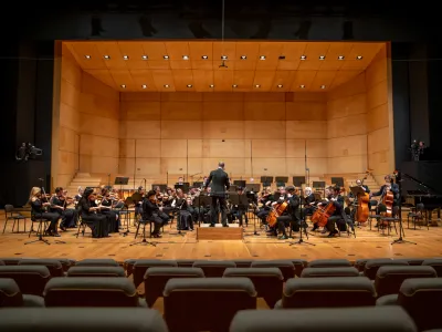 Simfonični orkester RTV Slovenija s svojim šefom dirigentom Rossenom Milanovom F Adrian Pregelj