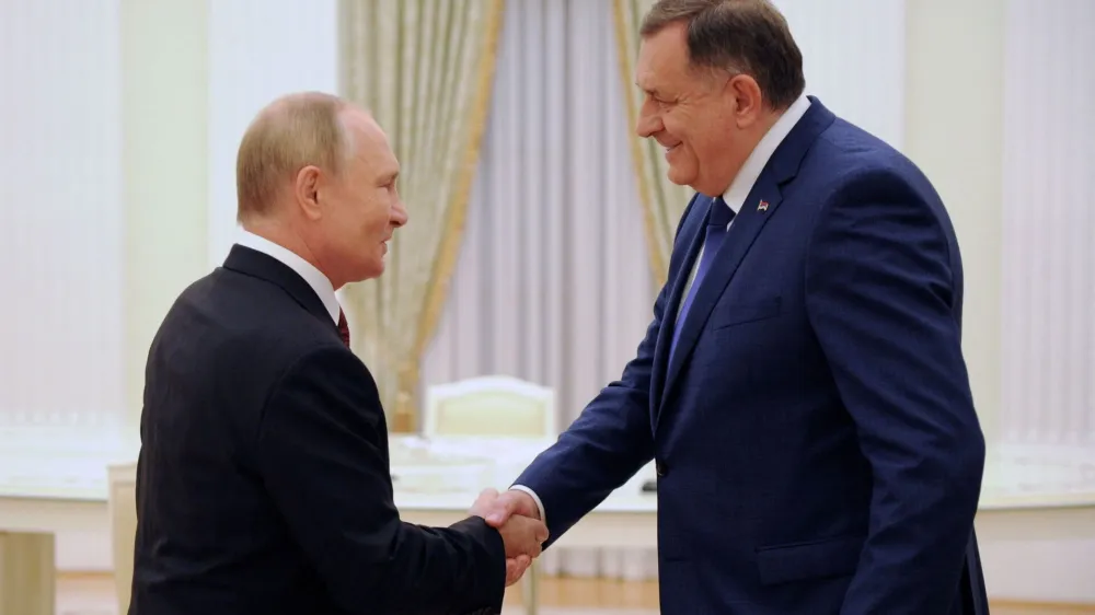 Russian President Vladimir Putin shakes hands with Serb member of the tripartite Bosnian Presidency Milorad Dodik during a meeting in Moscow, Russia, September 20, 2022. Sputnik/Mikhail Klimentyev/Kremlin via REUTERS ATTENTION EDITORS - THIS IMAGE WAS PROVIDED BY A THIRD PARTY.