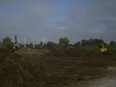 Na državnem zemljišču ob Litijski cesti in desno od vzhodne ljubljanske obvoznice so se, kot kaže, začela pripravljalna dela za gradnjo novega moškega zapora.
 