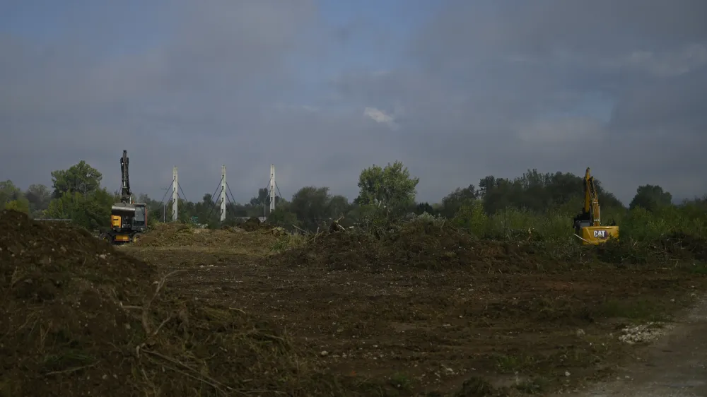 Na državnem zemljišču ob Litijski cesti in desno od vzhodne ljubljanske obvoznice so se, kot kaže, začela pripravljalna dela za gradnjo novega moškega zapora.
 