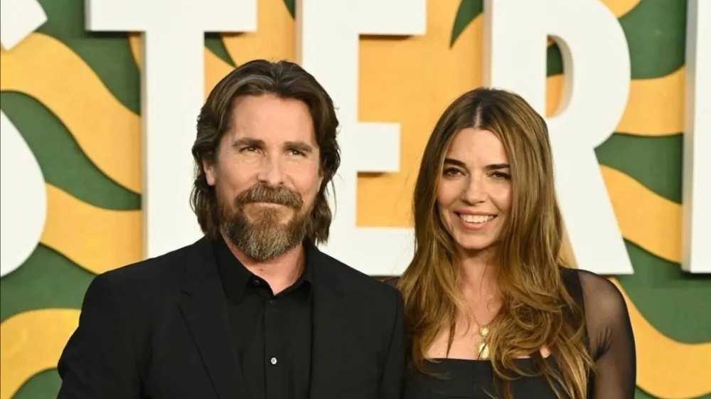 Igralec Christian Bale je bil videti zelo eleganten v črni obleki, ko se je po rdeči preprogi sprehodil s &scaron;tiri leta mlaj&scaron;o ženo Sibi Blažić. F Instagram