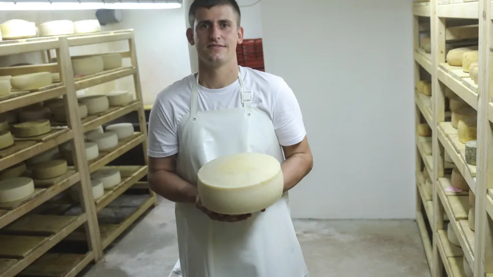 Na kmetiji Pirnat imajo široko ponudbo različnih sirov, prodajajo tudi skuto, albuminsko skuto, feto, mladi sir za žar. Prav tako kislo smetano, kajmak, maslo, jogurt, grški jogurt in kefir. Foto: Jaka Gasar