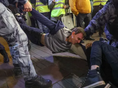 Policija skuša vkleniti moškega na neprijavljenem sredinem shodu v Moskvi proti delni vojaški mobilizaciji, ki jo je razglasil predsednik Putin. F Reuters