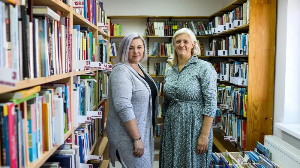 V ljubiteljsko knjižnico na Rakitni hodijo vse generacije, pravita ljubiteljski knjižničarki Suzana Križnar in Alenka Kovačič, ki ta pomembni center skupnosti tudi vodi.