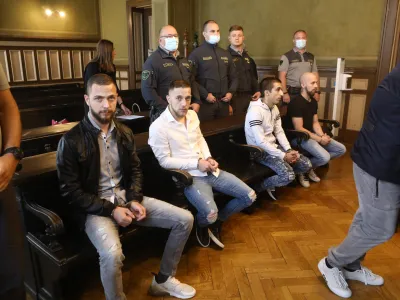 - 23.09.2022 - sojenje Marku Belclu, Marjanu Brajdiču, Mihaelu Grmu in Marjanu Grmu za brutalni umor 77-letnega Slavca Knaflja marca 2021, ki je živel v gozdu pri Zgornjih Duplicah v okolici Grosupljega //FOTO: Luka Cjuha