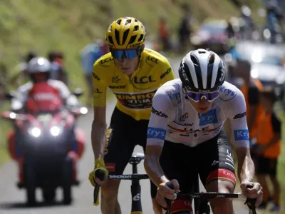 Cycling - Tour de France - Stage 18 - Lourdes to Hautacam - France - July 21, 2022 Jumbo - Visma's Jonas Vingegaard and UAE Team Emirates' Tadej Pogacar in action during stage 18 REUTERS/Gonzalo Fuentes