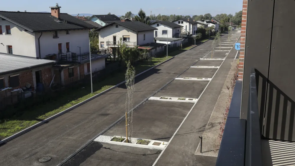 - 23.09.2022 – Rakova Jelša II v Ljubljani – nova stanovanjska soseska s 156 neprofitnimi stanovanji Javnega stanovanjskega sklada Ljubljana med Makucovo in Kermaunerjevo ulico //FOTO: Jaka Gasar