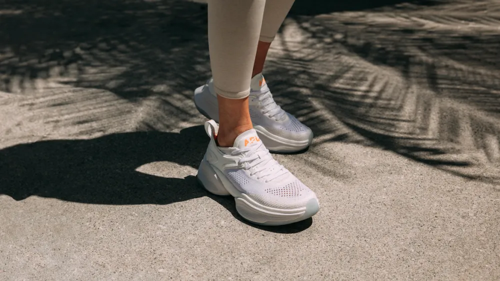 McLaren z naprednim športnim copatom