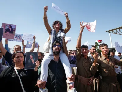 People take part in a protest following the death of Mahsa Amini in front of the United Nations headquarters in Erbil, Iraq September 24, 2022. REUTERS/Azad Lashkari