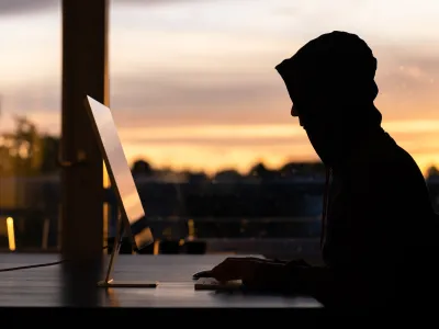 Policija uporabnikom svetuje, naj varujejo svojo zasebnost ter nikoli ne delijo intimnih posnetkov ali podatkov prej družbenih omrežij ali aplikacij.