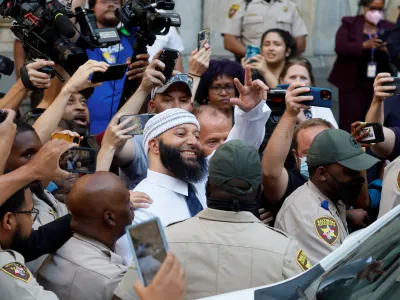 Adnana Syeda je po razveljavitvi sodbe in izpustu iz zapora v ponedeljek pred sodiščem pričakala množica podpornikov. Eni so od sreče jokali, drugi glasno vzklikali in ploskali od navdušenja.