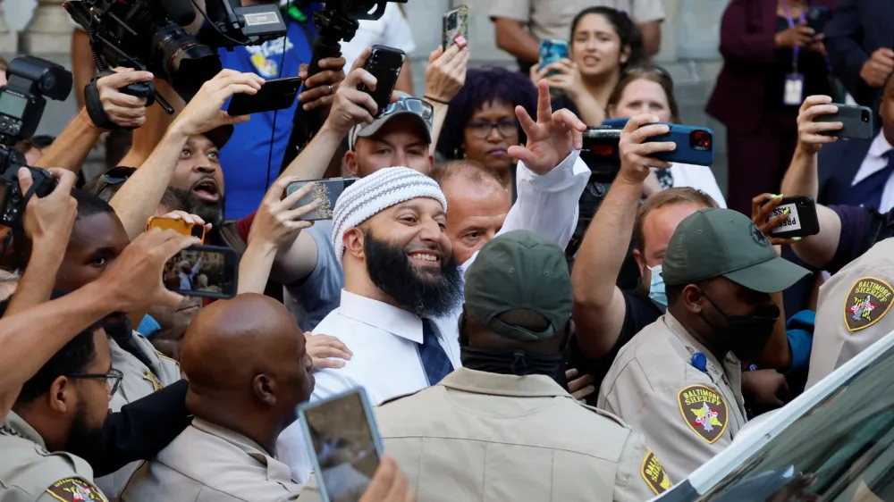 Adnana Syeda je po razveljavitvi sodbe in izpustu iz zapora v ponedeljek pred sodiščem pričakala množica podpornikov. Eni so od sreče jokali, drugi glasno vzklikali in ploskali od navdušenja.