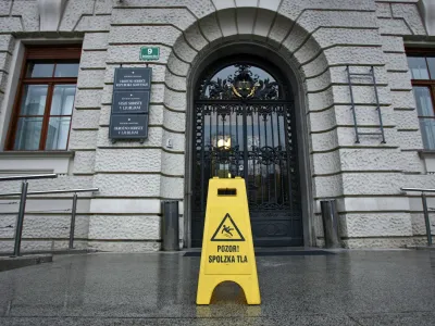V sodnih dvoranah se dogaja marsikaj, včasih za presenečenja poskrbijo tudi sodniki. Foto: Tomaž Skale 