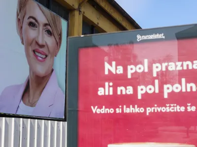 Plakat Aleksandra Pivec Naša dežela.- 11.04.2022 - Parlamentarne volitve 2022 - Volitve devetega sklica Državnega zbora Republike Slovenije - predvolilni plakati - //FOTO: Bojan Velikonja