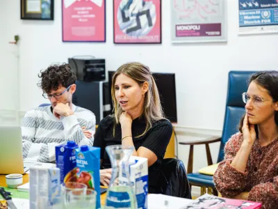 Pia Brezavšček, Anja Lobnik in Aleš Mendiževec so predstavili Maskine projekte in načrte. 