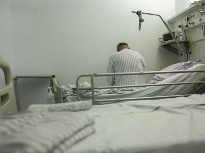 ﻿- simbolična fotografija - zdravstvo - pacient - bolezen - starost - <br><br><br> - 04.06.2015 - Univerzitetni klinični center v Ljubljani - Internistična prva pomoč (IPP), specialistična služba, del Urgentnega bloka Univerzitetnega kliničnega centra v Ljubljani - Urgentni blok UKC - urgenca -  ///FOTO: Luka Cjuha.