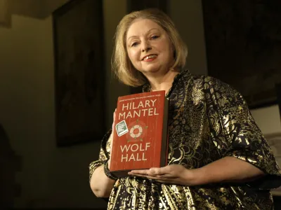 Literarni svet žaluje za večkrat nagrajeno britansko pisateljico, ki je zaradi kapi umrla v 71. letu starosti. 