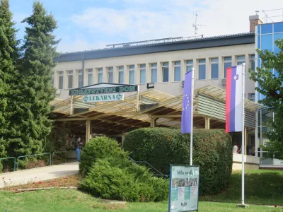 Obstoječo stavbo Zdravstvenega doma Brežice so zgradili v dveh fazah v letih 1976 in 1981.