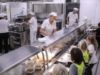 - 29.09.2022 &ndash; Osnovna &scaron;ola Danile Kumar, Gogalova ulica 15 v Ljubljani, &scaron;olska prehrana - kuhinja - priprava kosil za osnovno&scaron;olce //FOTO: Jaka Gasar