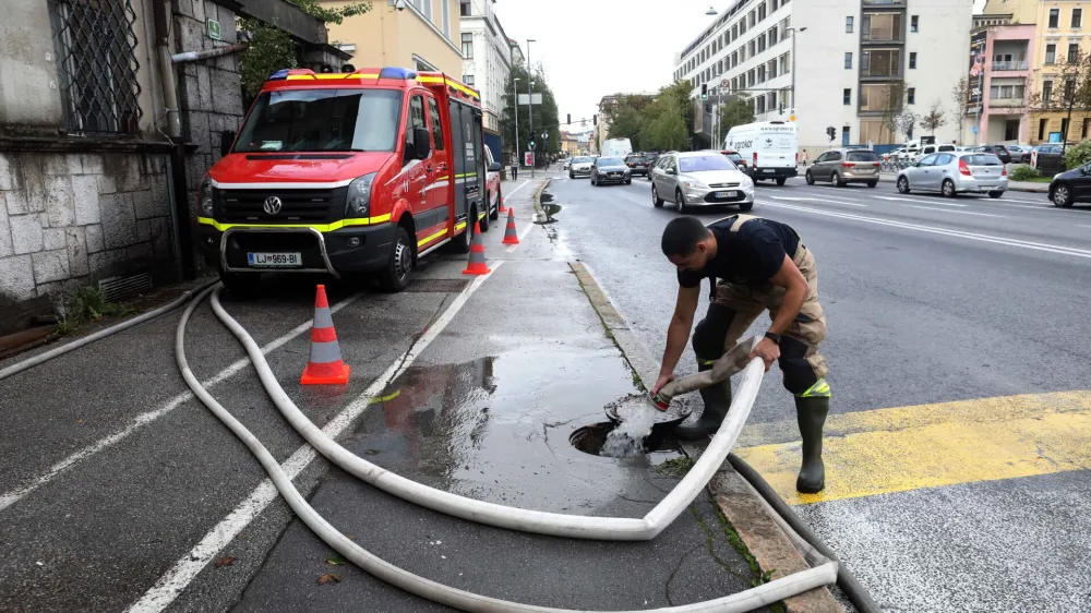 - hi&scaron;a na naslovu Zoisova cesta 4 &ndash; gasilci iz kletnih prostorov črpajo vodo <br><br>- 30.09.2022 &ndash; Močno deževje in poplave v Ljubljani - <br><br>//FOTO: Tomaž Skale<br>