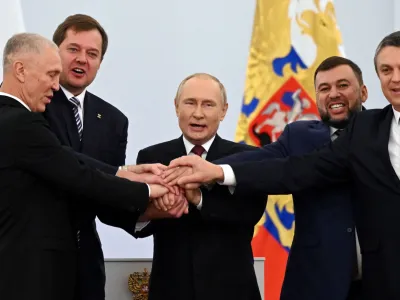 »Rusija, Rusija, Rusija!« so vzklikali Vladimir Putin in štirje separatistični proruski voditelji ukrajinskih regij po podpisu pogodb o aneksiji. 