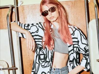 Ukrajinski modni oblikovalci zgodbo o vojni pripovedujejo preko svojih kreacij. S pomočjo dogodkov, kot je teden mode v Parizu in posameznikov, ki poudarjajo delo ukrajinskih kreatorjev, raste njihova prepoznavnost, s tem pa tudi glas rojakov v domovini. Med oblikovalci, ki so dobili priložnost na tednu mode v Parizu je tudi Iryna Kokhana, ki vidi priložnost, da poleg na lastno znamko pozornost obrne tudi na trdoživost svoje države Njena delavnica v Lvivu blizu poljske meje, kjer raste znamka Chereshnivska, se je zaprla za nekaj mesecev, ona pa se je odločila ostati v Londonu, kjer je že poznala nekaj ljudi. Med tem se je do danes nekaj zaposlenih že vrnilo v Ukrajino, delavnica pa ponovno obratuje.Kokhana podjetje vodi iz Velike Britanije, ponovno pa je vzpostavila tudi svojo spletno stran. Njene kreacije, podobno kot dela drugih ukrajinskih oblikovalcev promovira ameriška modna strateginja Jen Sidary <br><br><br>