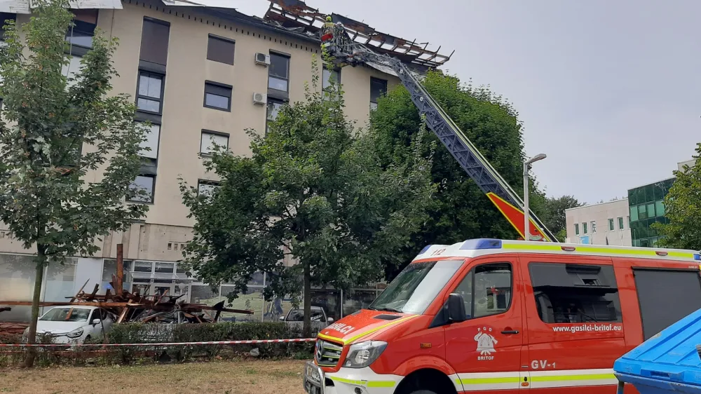 Spomin na hudo avgustovsko neurje, ko je močan veter kot v filmskem prizoru dvignil v zrak streho bloka, ni zbledel. 