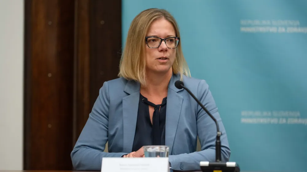 Ljubljana, ministrstvo za zdravje.<br>Novinarska konferenca ministrice za javno upravo Sanje Ajanovic Hovnik in ministra za zdravje Danijela Besica Loredana po sredinem drugem krogu pogajanj ministrstva za zdravje ter sindikatov zdravstva in socialnega varstva o stavkovnih zahtevah zaposlenih v zdravstvu.<br>Ministrica za javno upravo Sanja Ajanovic Hovnik.