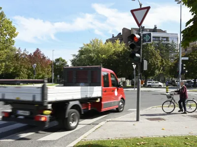 - 06.10.2022 - križišče Barjanska cesta, Riharjeva ulica, Ziherlova ulica - črn znak z zeleno puščico omogoča zavijanje desno pri rdeči luči na semaforju //FOTO: Nik Erik Neubauer