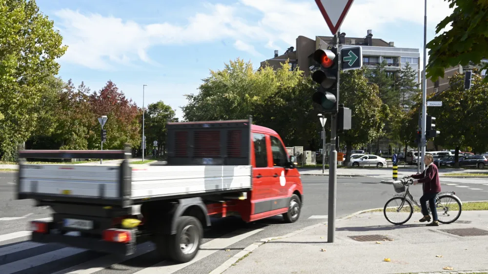 - 06.10.2022 - križišče Barjanska cesta, Riharjeva ulica, Ziherlova ulica - črn znak z zeleno puščico omogoča zavijanje desno pri rdeči luči na semaforju //FOTO: Nik Erik Neubauer