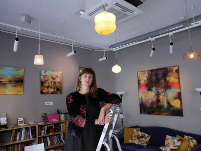 Nina Savič, arhitektka in oblikovalka blagovne znamke Jugošik. <br><br>- 04.10.2022 - Mesec oblikovanja 2022 v Art hotelu Ljubljana – prva prodajna razstava Nine Savič z naslovom Jugošik luči za svetlo jesen, <br><br>//FOTO: Tomaž Skale<br>