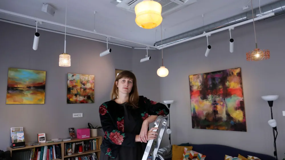 Nina Savič, arhitektka in oblikovalka blagovne znamke Jugošik. <br><br>- 04.10.2022 - Mesec oblikovanja 2022 v Art hotelu Ljubljana – prva prodajna razstava Nine Savič z naslovom Jugošik luči za svetlo jesen, <br><br>//FOTO: Tomaž Skale<br>