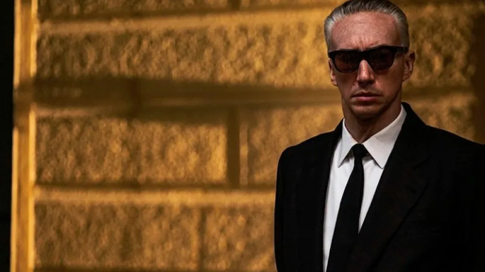 Ameriški igralec Adam Driver bo po tem, ko si je nadel obleko Maurizia Guccija, stopil v čevlje avtomobilistične ikone Enza Ferrarija. <br><br>STXfilms/Lorenzo Sisti