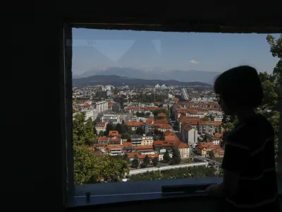 Izbrani investitor bo dobil pravico, da odloči tako o izboru kot številu lokacij – gre za občinske strehe in javne površine – kjer bi se postavitev sončnih elektrarn splačala. Verjetno bo poleg osončenosti in lege določene strehe ali parkirišča pretehtalo tudi to, kakšna površina je na voljo.