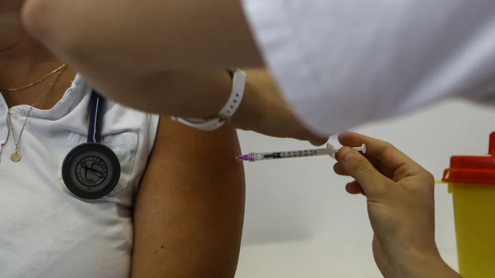 ﻿- cepljenje – treti poživitveni odmerek – cepivo  - 14.09.2021 – Epidemija Koronavirus COVID-19 v Sloveniji - cepljenje zaposlenih v UKC Ljubljana proti covidu-19 s tretjim odmerkom, cepilno mesto Leonišče  //FOTO: Luka Cjuha.