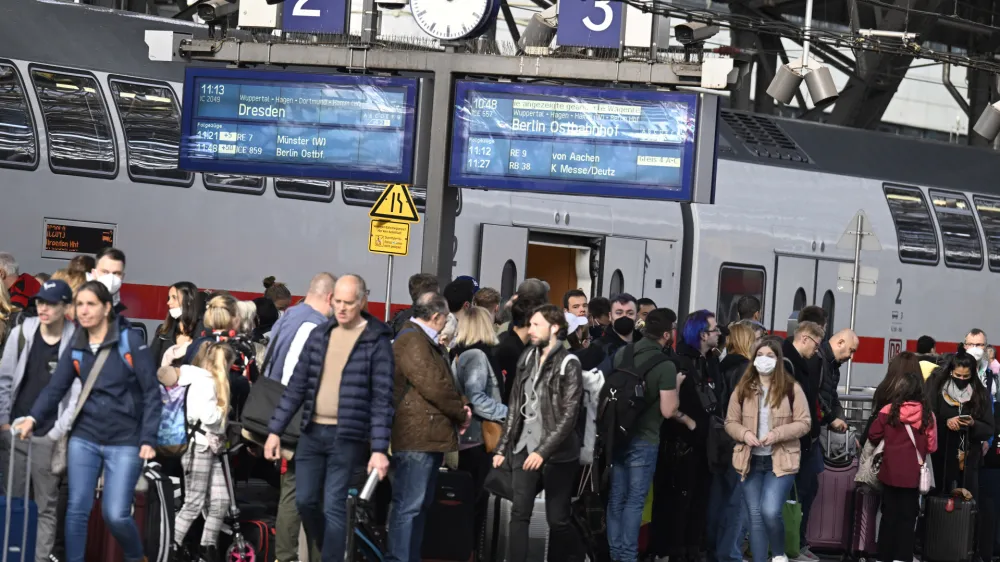08 October 2022, North Rhine-Westphalia, Cologne: Travellers stand at the main train station waiting for trains after long-distance trains traffic in northern Germany came to a standstill. According to Deutsche Bahn, a technical malfunction is currently causing a complete standstill in long-distance traffic in northern Germany. Photo: Roberto Pfeil/dpa