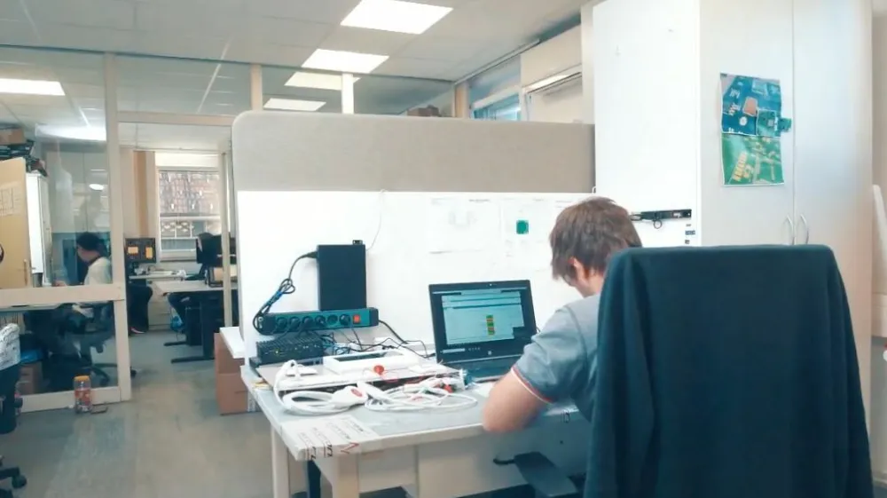 Vsi deli, razen mikrokomponent, se proizvajajo v Sloveniji, sestavne dele pa zasnujejo v podjetju. F Caretronic