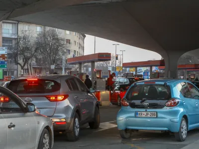 ﻿Bencinski servis Petrol - Šmartinska cesta v Ljubljani.- 07.03.2022 - podražitev pogonskih goriv v Sloveniji - gneča na bencinskih črpalkah - liter bencina dražji za deset centov, liter dizla dražji za dvajset centov - kolona vozil. //FOTO: Luka Cjuha