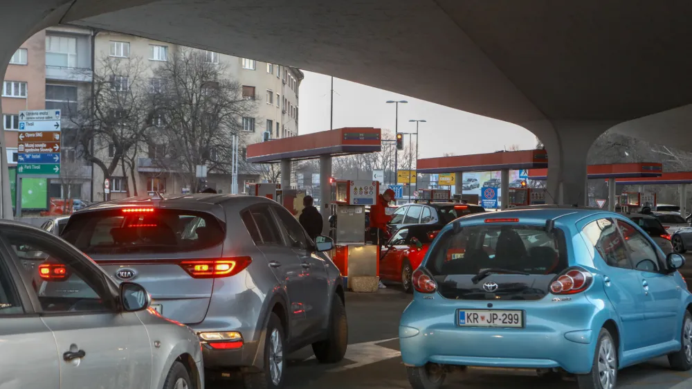 ﻿Bencinski servis Petrol - Šmartinska cesta v Ljubljani.- 07.03.2022 - podražitev pogonskih goriv v Sloveniji - gneča na bencinskih črpalkah - liter bencina dražji za deset centov, liter dizla dražji za dvajset centov - kolona vozil. //FOTO: Luka Cjuha