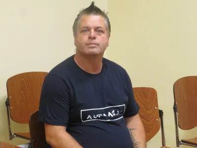 Tine Hudorovac, obtožen sodelovanja pri pretepu, se brani s prostosti. F Dragana Stanković