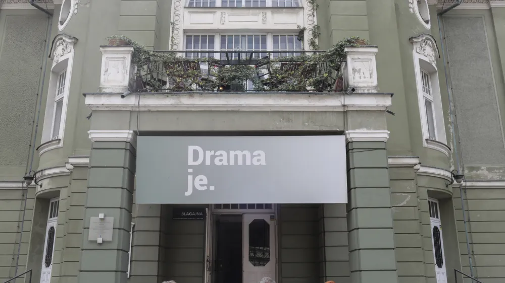 predsednik vlade dr. Robert Golob, ministrica za kulturo Asta Vrečko, ravnateljica gledali&scaron;ča SNG Vesna Jurca Tadel<br> <br>- 10.08.2022 &ndash; Slovensko narodno gledali&scaron;če SNG Drama Ljubljana &ndash; ogled dotrajane stavbe predsednika vlade dr. Roberta Goloba &ndash;<br><br> <br><br>//FOTO: Jaka Gasar