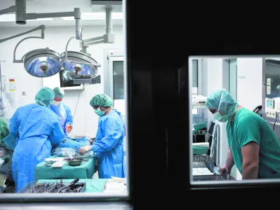 ﻿Operacija kolka, dr. Rasto Stok in dr. Peter PavlovčičFOTO: JAKA GASAR / NEDELJSKI