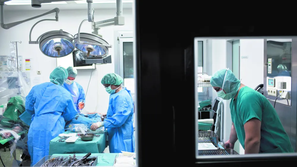 ﻿Operacija kolka, dr. Rasto Stok in dr. Peter PavlovčičFOTO: JAKA GASAR / NEDELJSKI