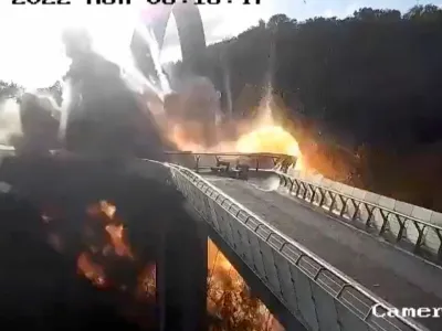 Eksplodiralo je tudi tik ob steklenem mostu, ki ga je leta 2019 odprl kijevski župan Vitalij Kličko in je bil takoj turistična zanimivost, ker je ponujal lepe razglede. 