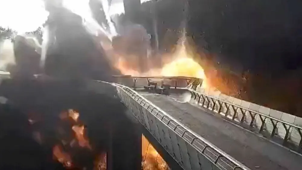 Eksplodiralo je tudi tik ob steklenem mostu, ki ga je leta 2019 odprl kijevski župan Vitalij Kličko in je bil takoj turistična zanimivost, ker je ponujal lepe razglede. 